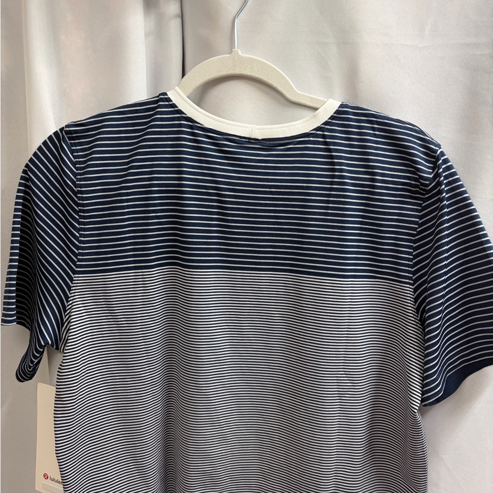 Lululemon Seamless Classic-Fit Mariner Navy and White Striped Tee. Size L - Picture 7 of 7